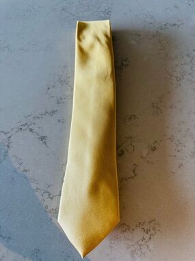Men's Classic Yellow Tie — Polished Formal Finish